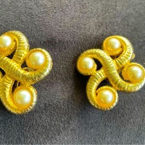 Vintage Pearl Gem in Gold Tone Clip on Earrings 1960,s